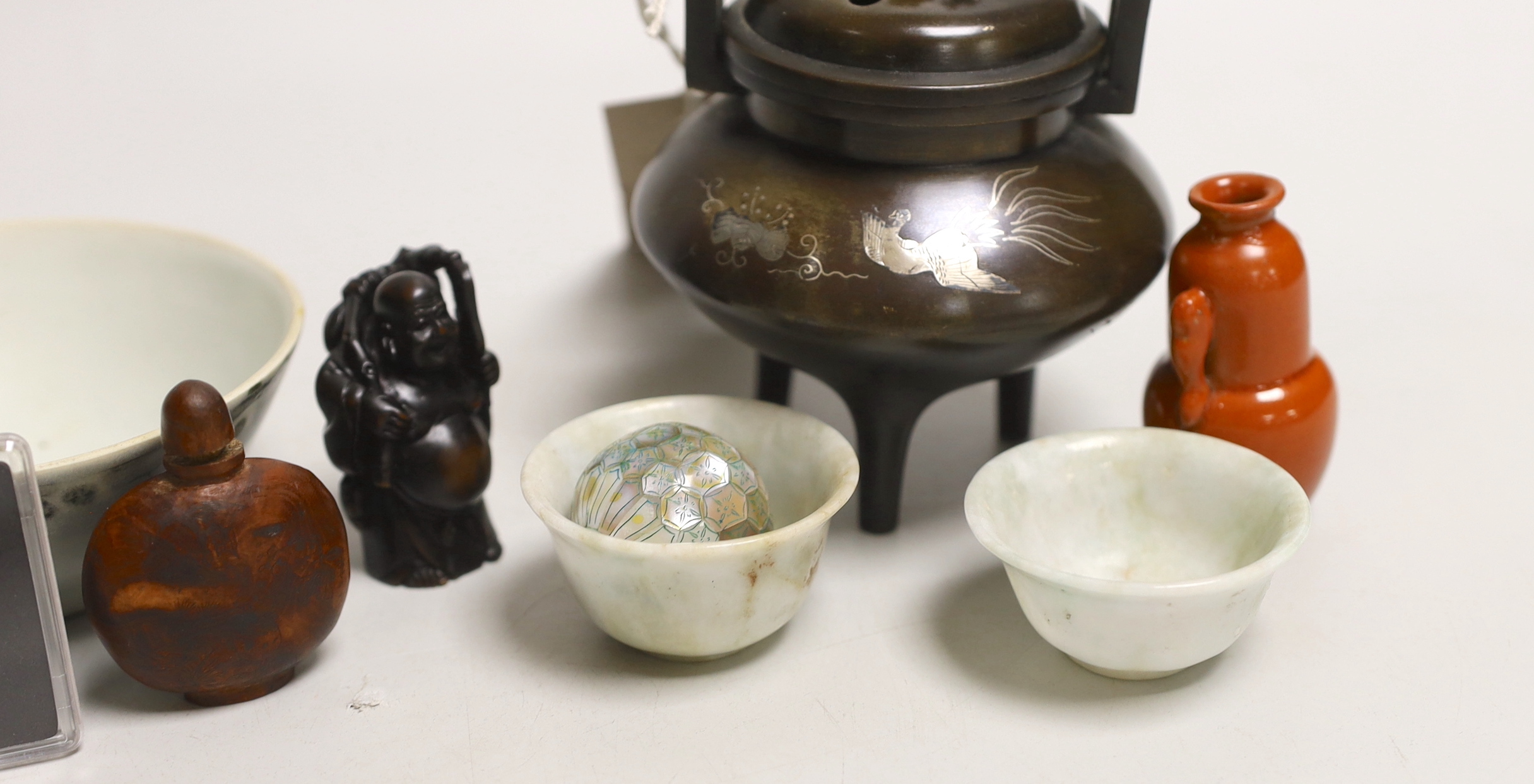 A boxed Tek Sing Cargo bowl, boxed, a bronze censer, a horn netsuke, etc. (8)